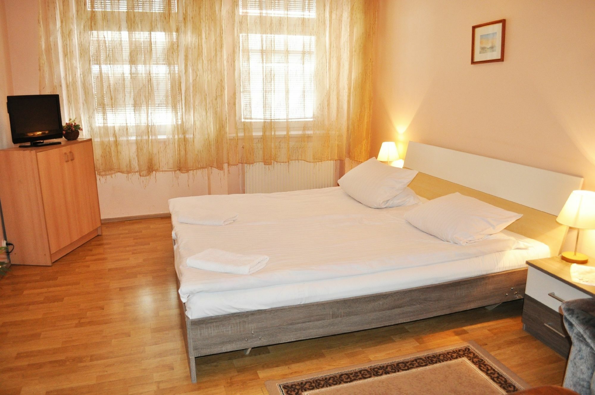 Pension Berg Prague Ngoại thất bức ảnh