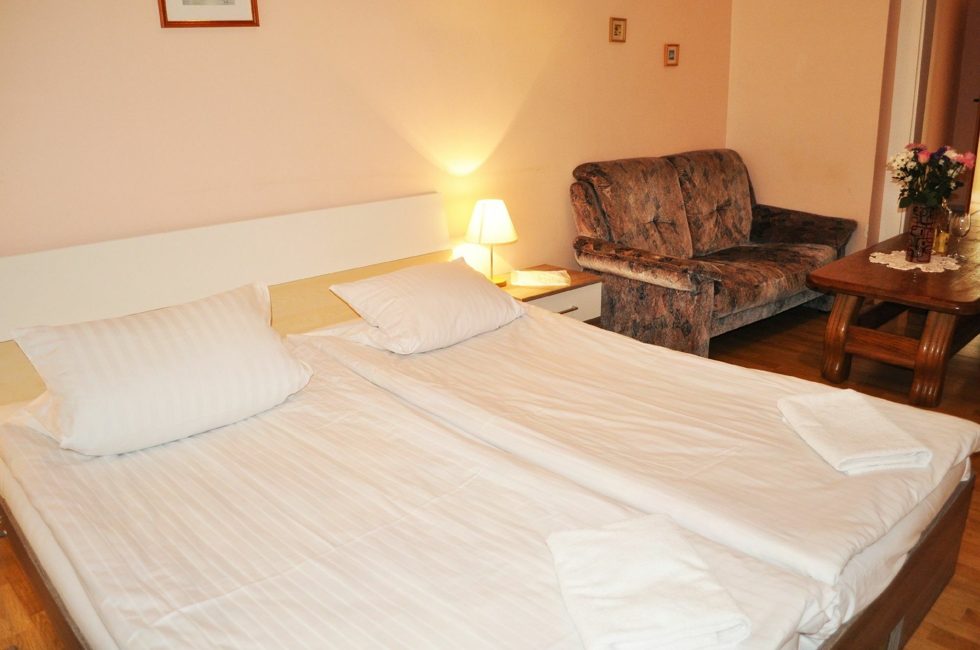 Pension Berg Prague Ngoại thất bức ảnh
